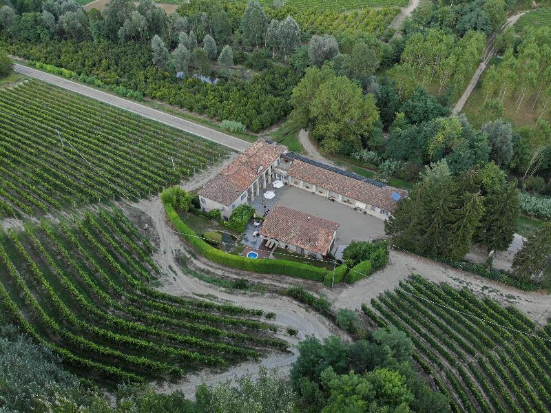 Marcarini Agriturismo Neviglie Екстериор снимка